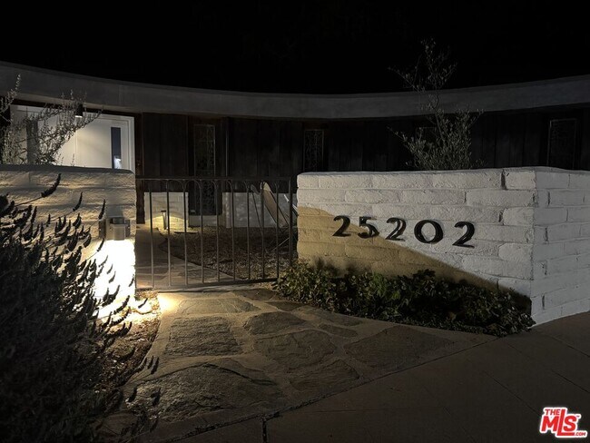 Building Photo - 25202 Piuma Rd