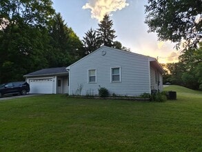 Building Photo - Charming 3 bed 1 Bath