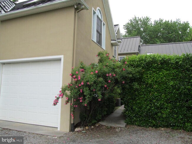 Building Photo - 1654 Milldale Rd