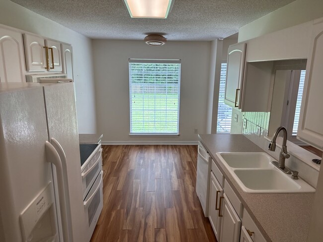 Building Photo - 156 Shady Oak Cir