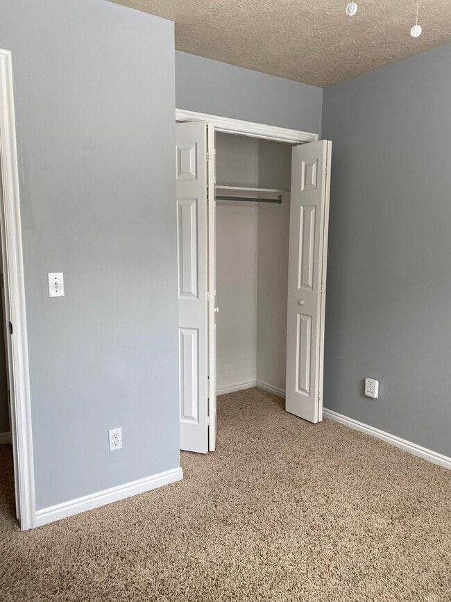 Building Photo - 2 Bed 1 Bath Brentwood Condo