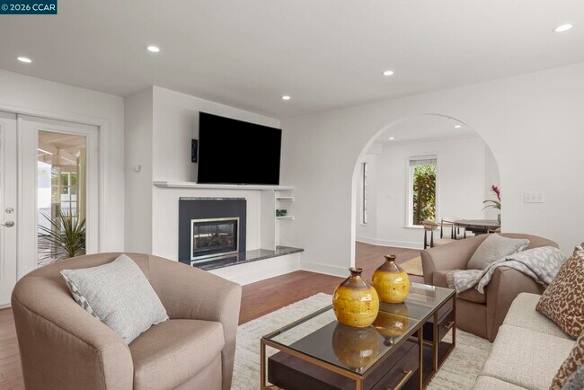 Building Photo - 10 Darnby Ct