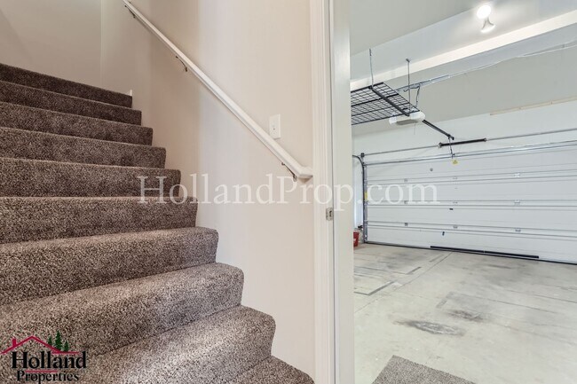 Building Photo - Beautiful 3 Bedroom Home with Community Pool, Hot Tub & 2-Car Garage in Hillsboro ** NEW PRICE $2...