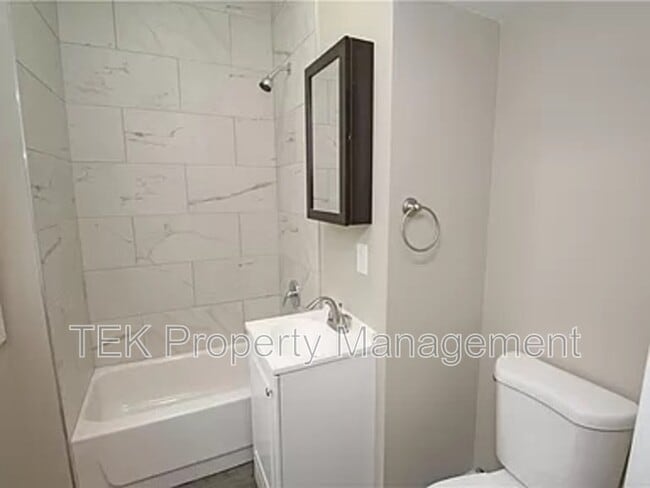 Building Photo - 128 Roslyn St