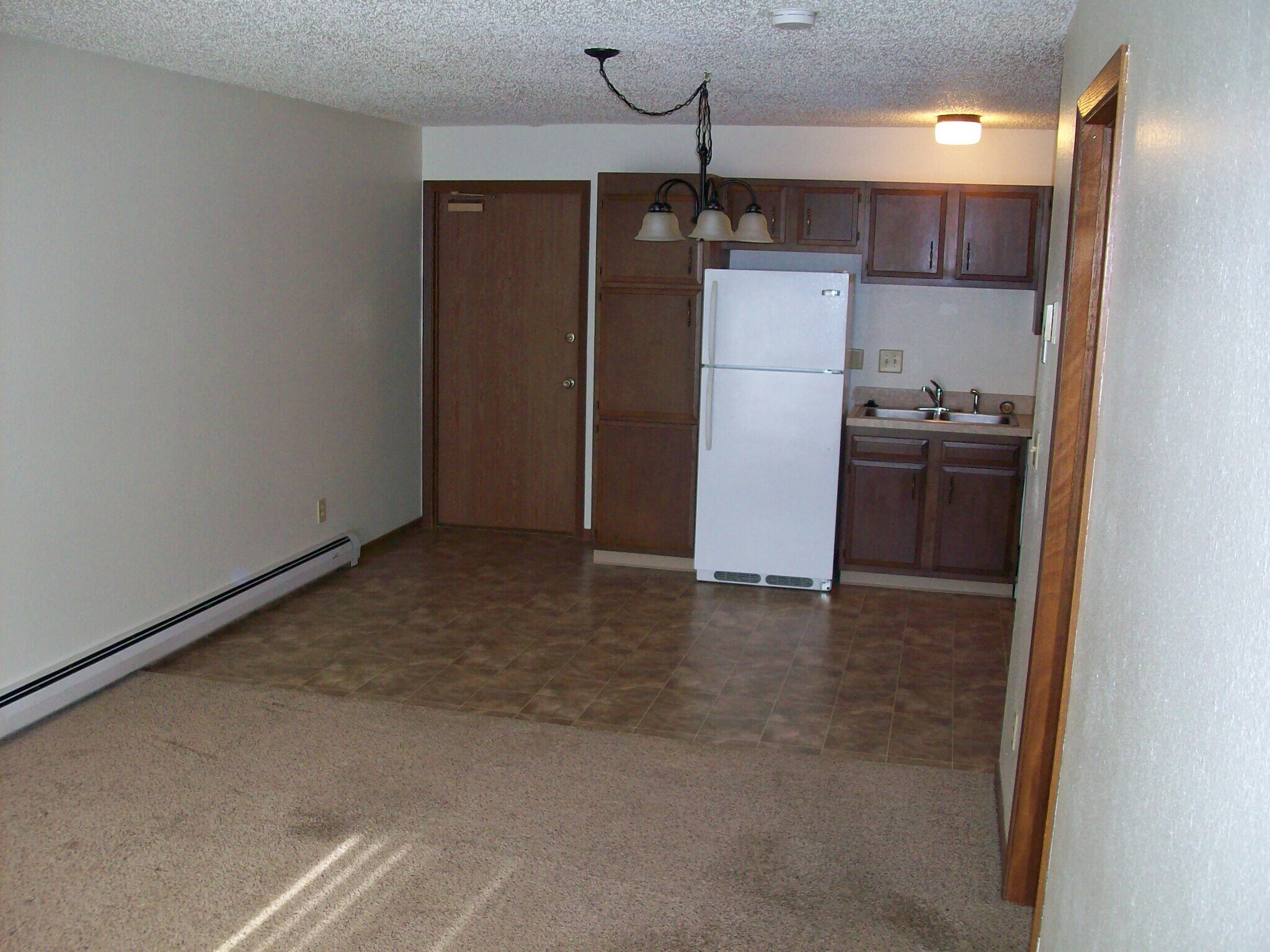 Building Photo - 2208 E Divide Ave