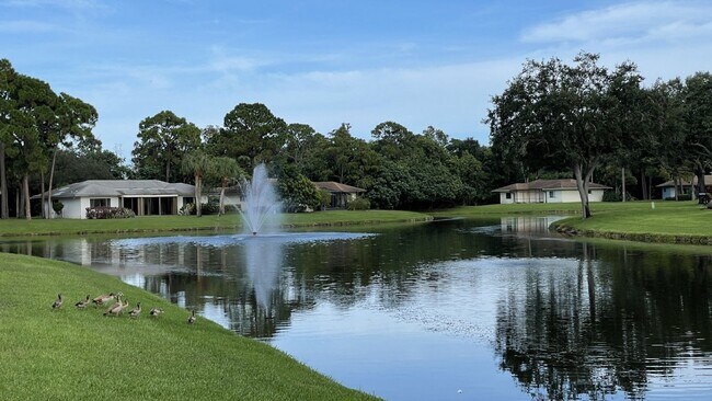 Building Photo - Charming 2-Bed with Scenic Views in Boynton Beach