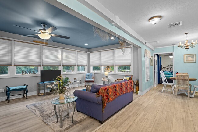 Building Photo - 2585 Fairway Dr SW