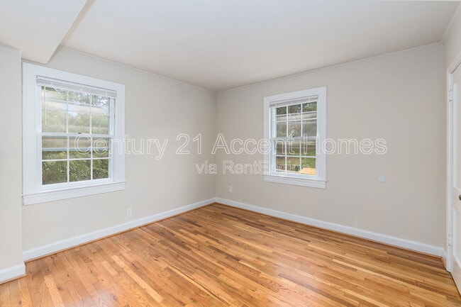 Building Photo - 1020 S Barton St