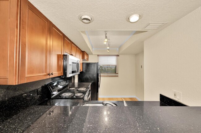 Building Photo - 118 Royal Pk Dr