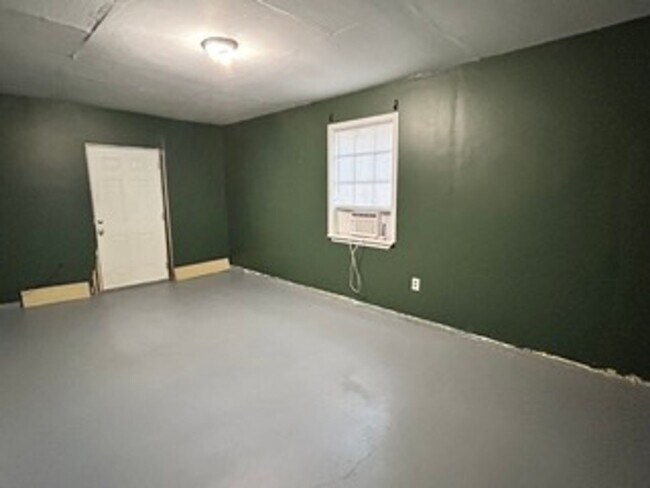 Building Photo - Country living