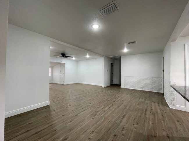Building Photo - 3 Bed 2 Bath Thonotosassa