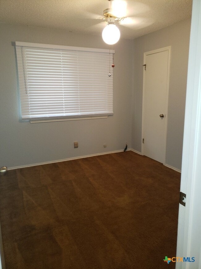 Building Photo - 2102 Cascade Dr