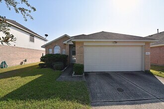 Building Photo - BEAUTIFUL 3 BEDROOM 2 BATH WITH WOOD TILE ...