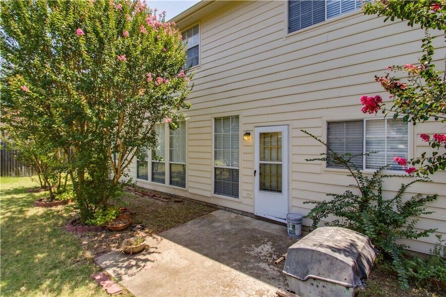 Building Photo - 3147 Waterside Dr