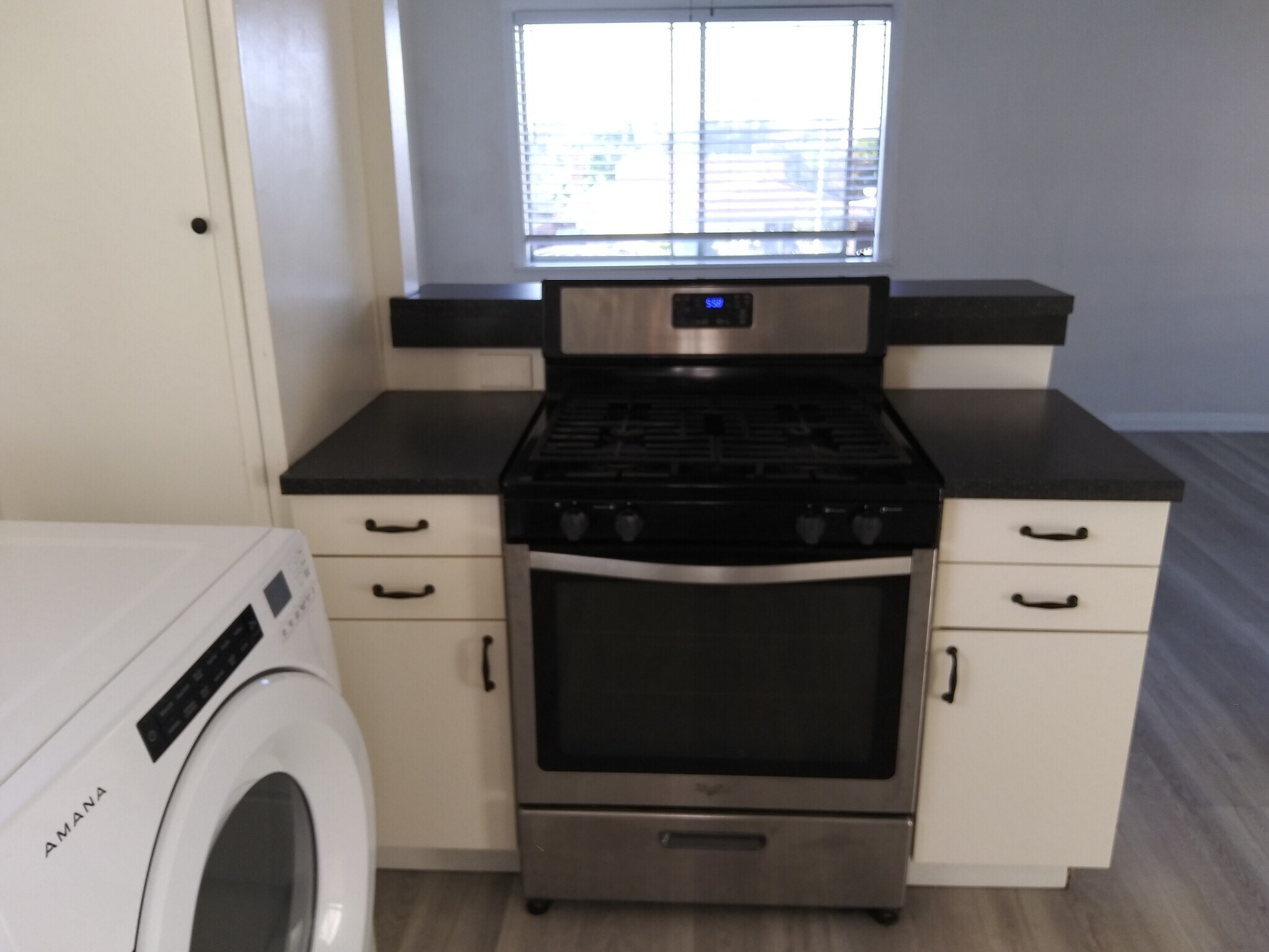 Stove & Cabinets - 1608 260th St