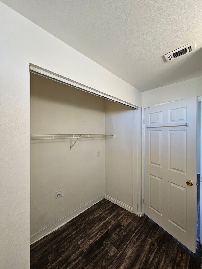 Building Photo - Upstairs/ Spacious/ 2 bedrooms / 2 bathrooms