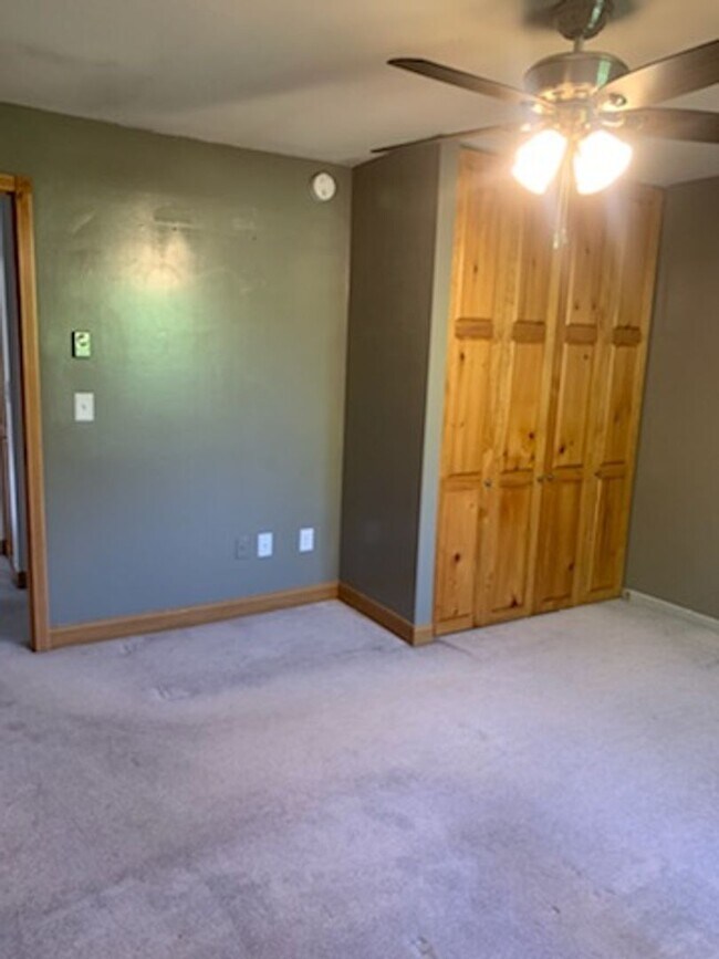 Building Photo - 967 Stratford Ct
