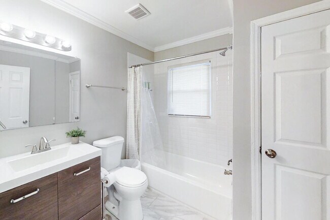 Building Photo - THE AKRIDGE | Newly-renovated & high-quality Atlanta Home! Top-of-the-line finishes, granite coun...