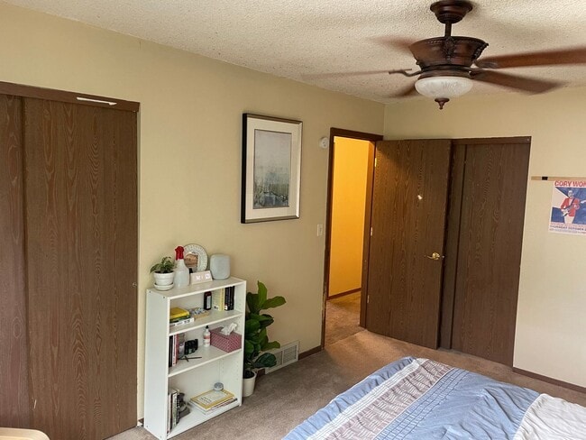 Building Photo - Central Location! 4 Bed 2 Bath House in Fort Collins
