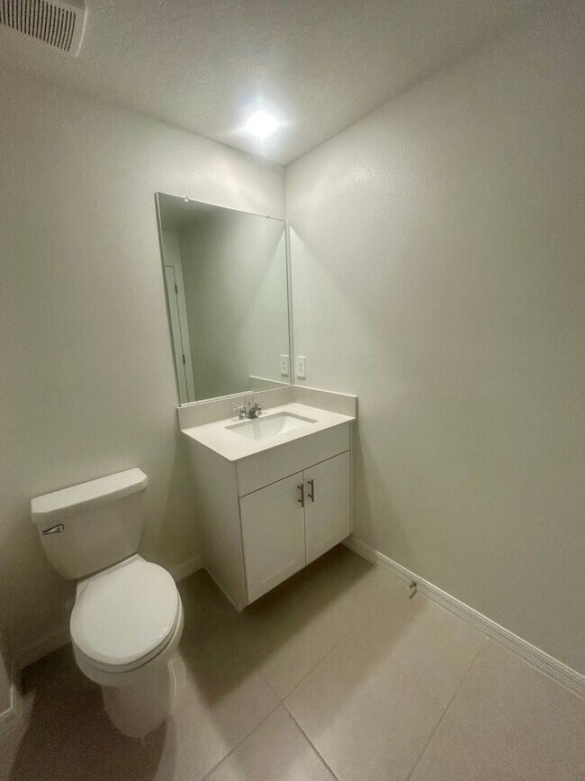 Building Photo - Stylish Townhome in the Heart of Ruskin – ...
