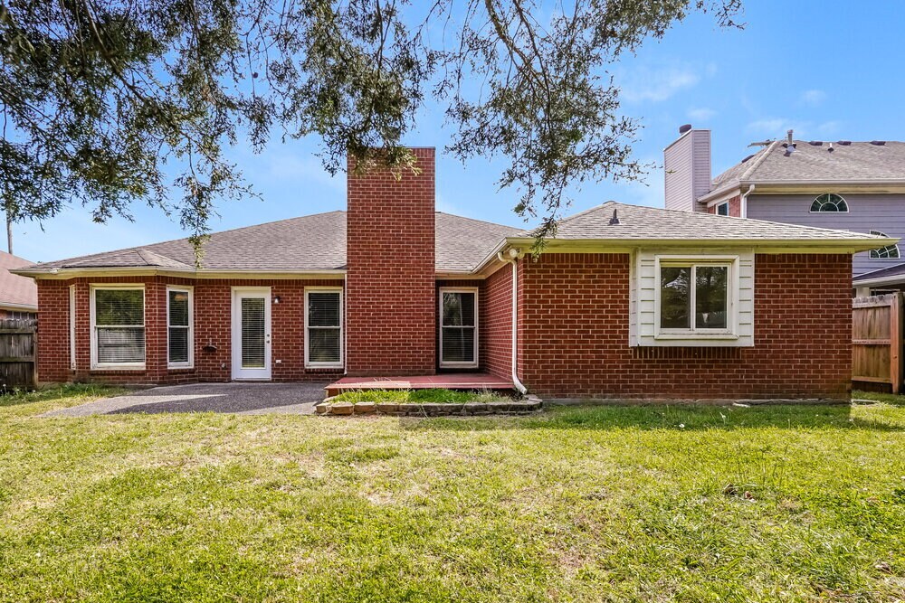 Building Photo - 5033 Singing Hills Dr