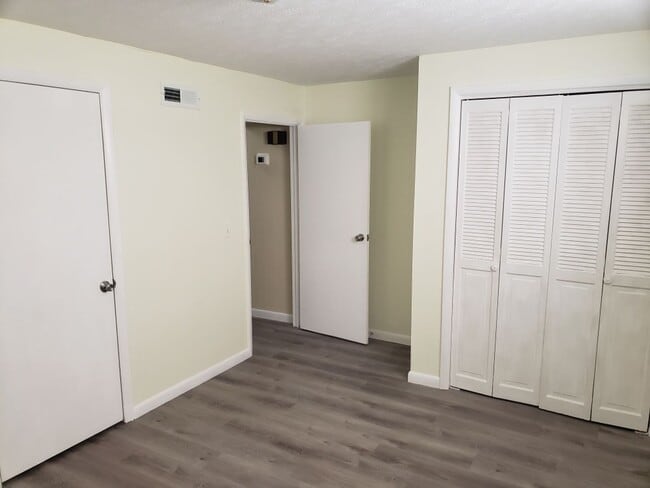 Building Photo - Triplex - 2 Bdrm/1Bath  Kingsport TN
