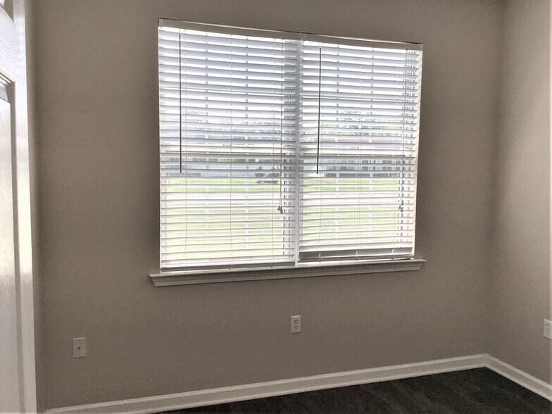Building Photo - 305 Antigua Dr