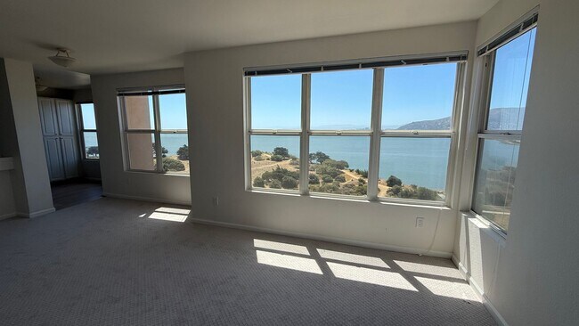 Building Photo - Epic REA - Top floor, Sweeping Views, 3 BR...