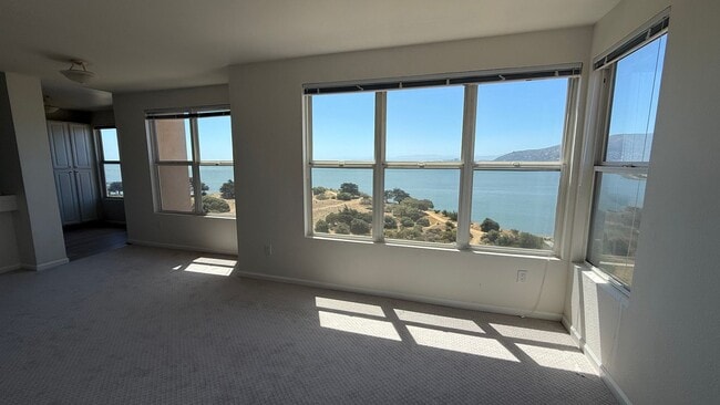 Building Photo - Epic REA – 3 parking spaces !!Top Floor Co...