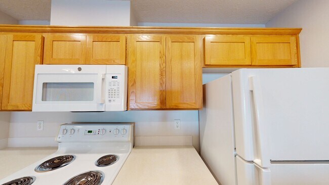 Building Photo - Single Level Family Friendly Home in Sandy. Fenced Backyard Pets Welcome