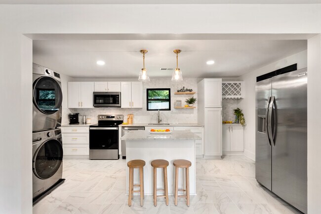 Building Photo - 5708 Southampton Rd