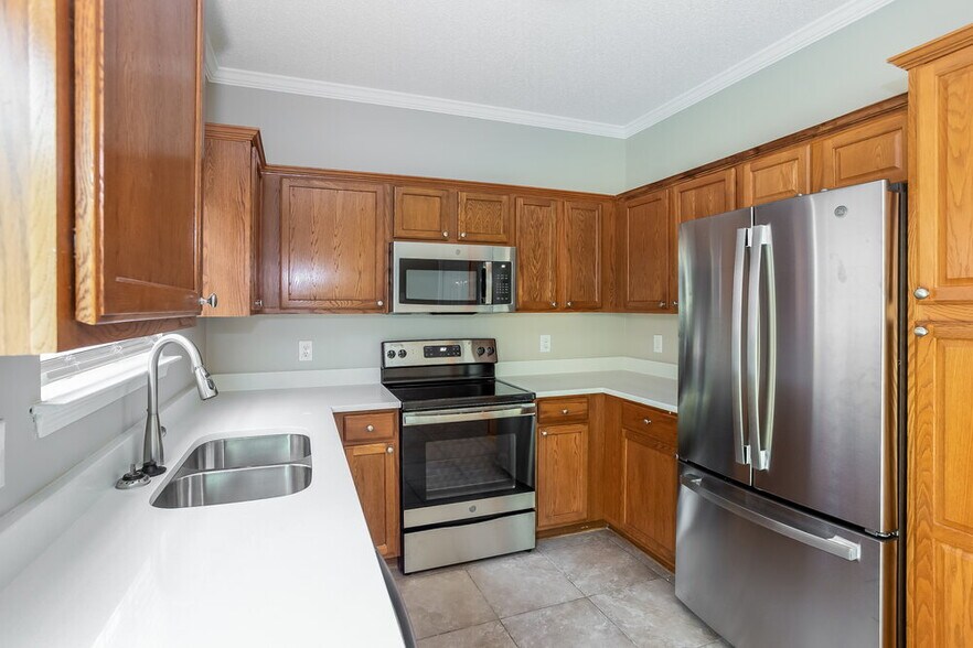 Building Photo - 711 Continental Dr