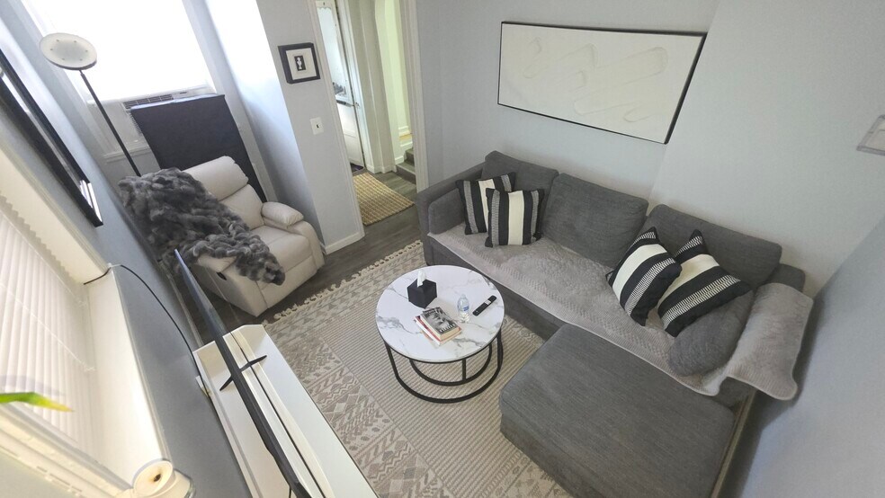 Building Photo - 1939 Bogart Ave