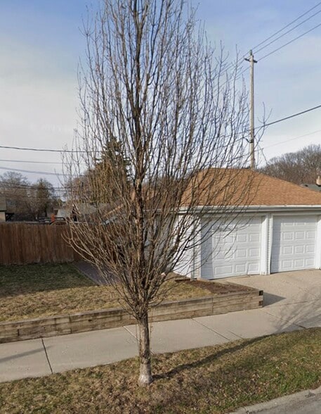 Garage parking for one car - 2706 E Morgan Ave