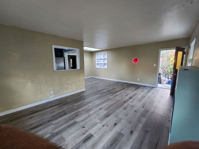 Building Photo - Spacious 2BR/1 Bath W/ Pvt Yard, in Pacifi...