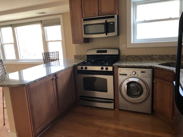 Stove, Deluxe Washer/Dryer - 4840 MacArthur Blvd NW
