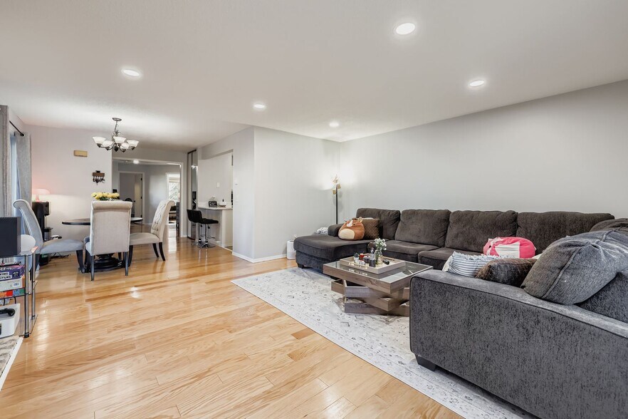 Building Photo - 2250 Ridge Dr