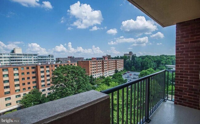 Building Photo - 1300 Army Navy Dr