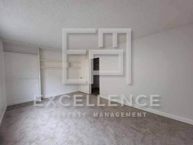Building Photo - 2/1 With Private Patio, AC, Updated Kitche...