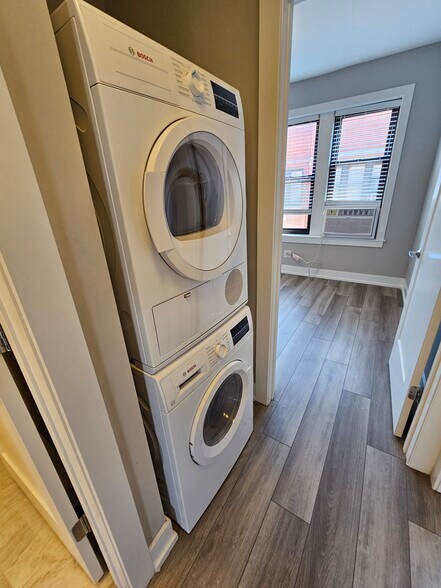 Building Photo - 3931 N Janssen Ave