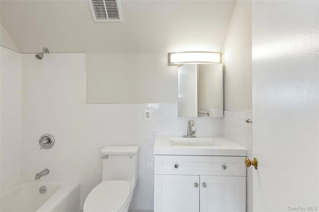 Building Photo - 305 Chateau Rive