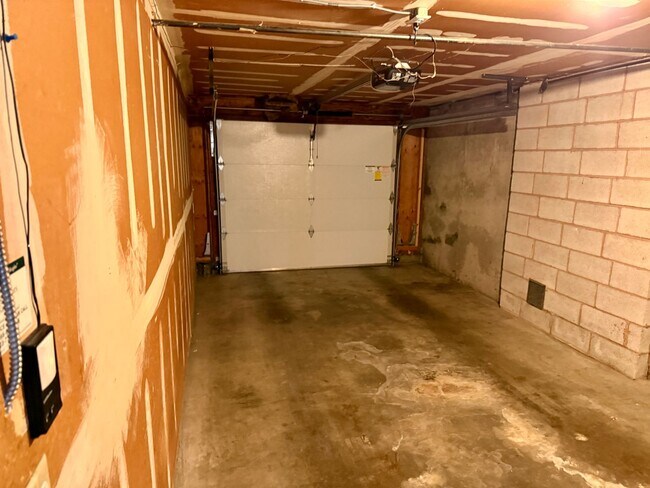 Building Photo - Kenilworth Mid-Century Plex, lives like a home