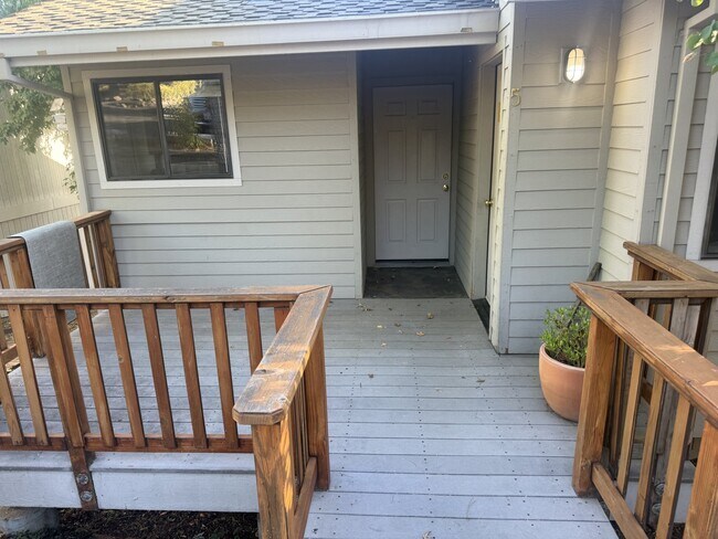 Building Photo - 488 Dogwood Dr
