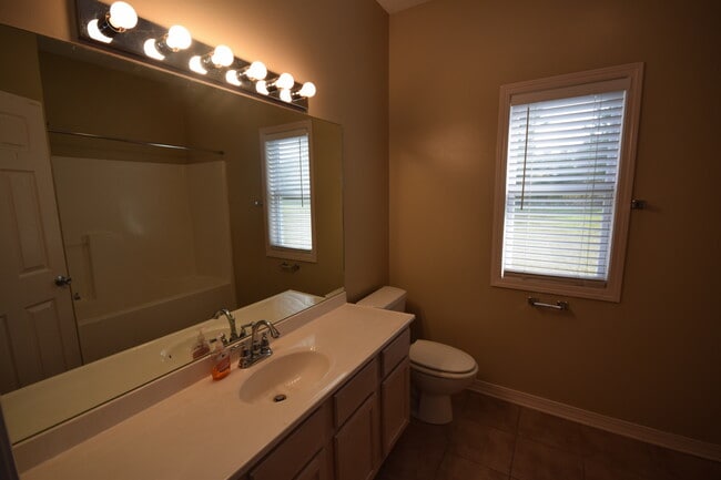Building Photo - Nice 3 Bedroom House!