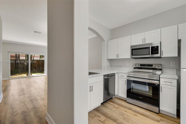 Building Photo - 15750 SW 92nd Ave