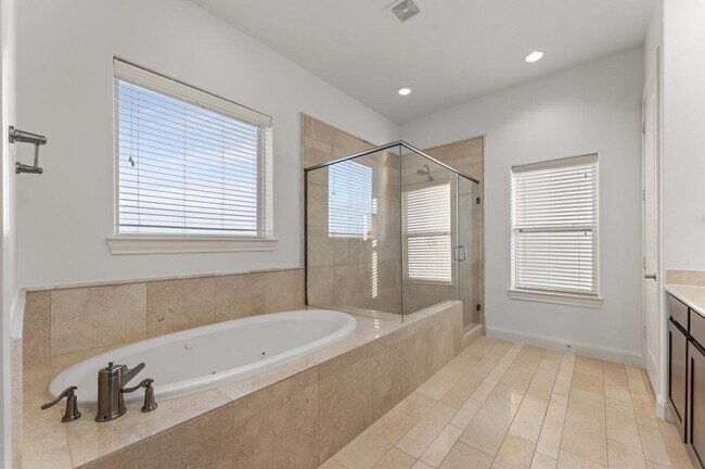 Building Photo - 2202 Lakeshore Edge Dr