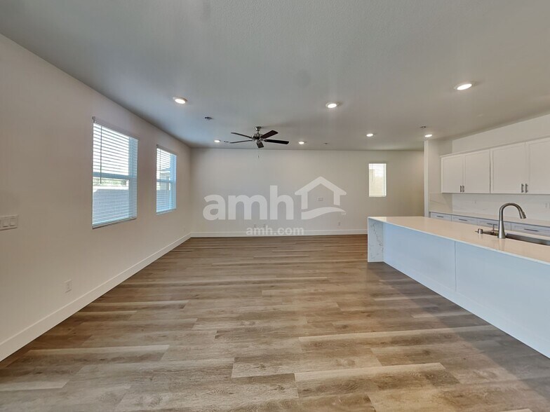 Building Photo - 9580 E Friedel Dr