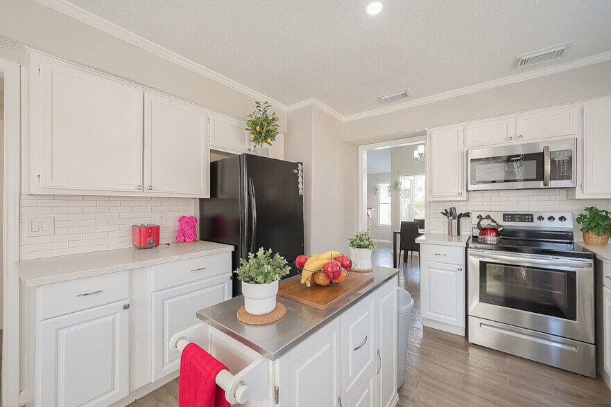 Building Photo - 16026 Hidden Acres Dr