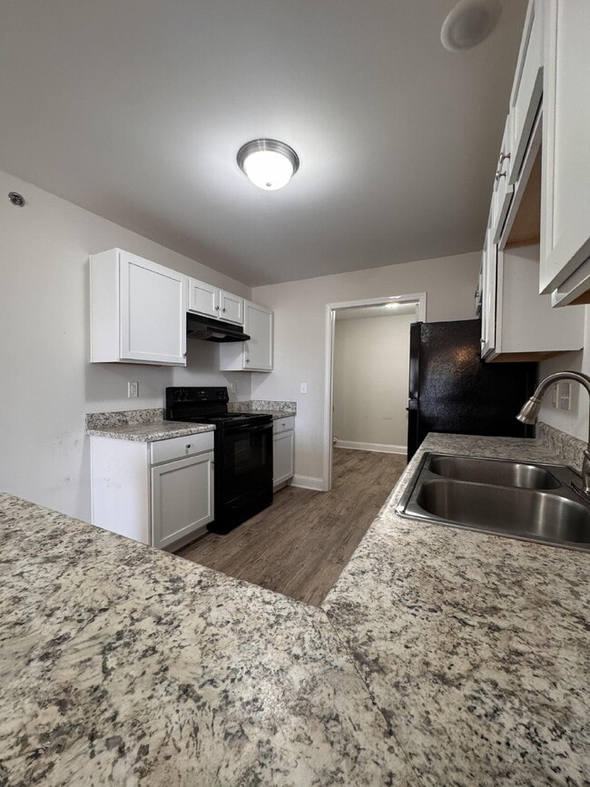 Building Photo - Sign a 12-month lease now and receive the ...