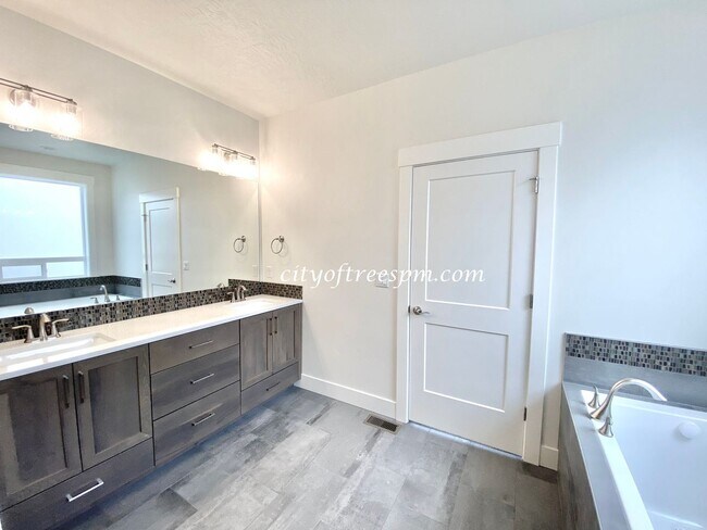Building Photo - 3 br, 2 bath House - 8934 E Sego Lily Dr